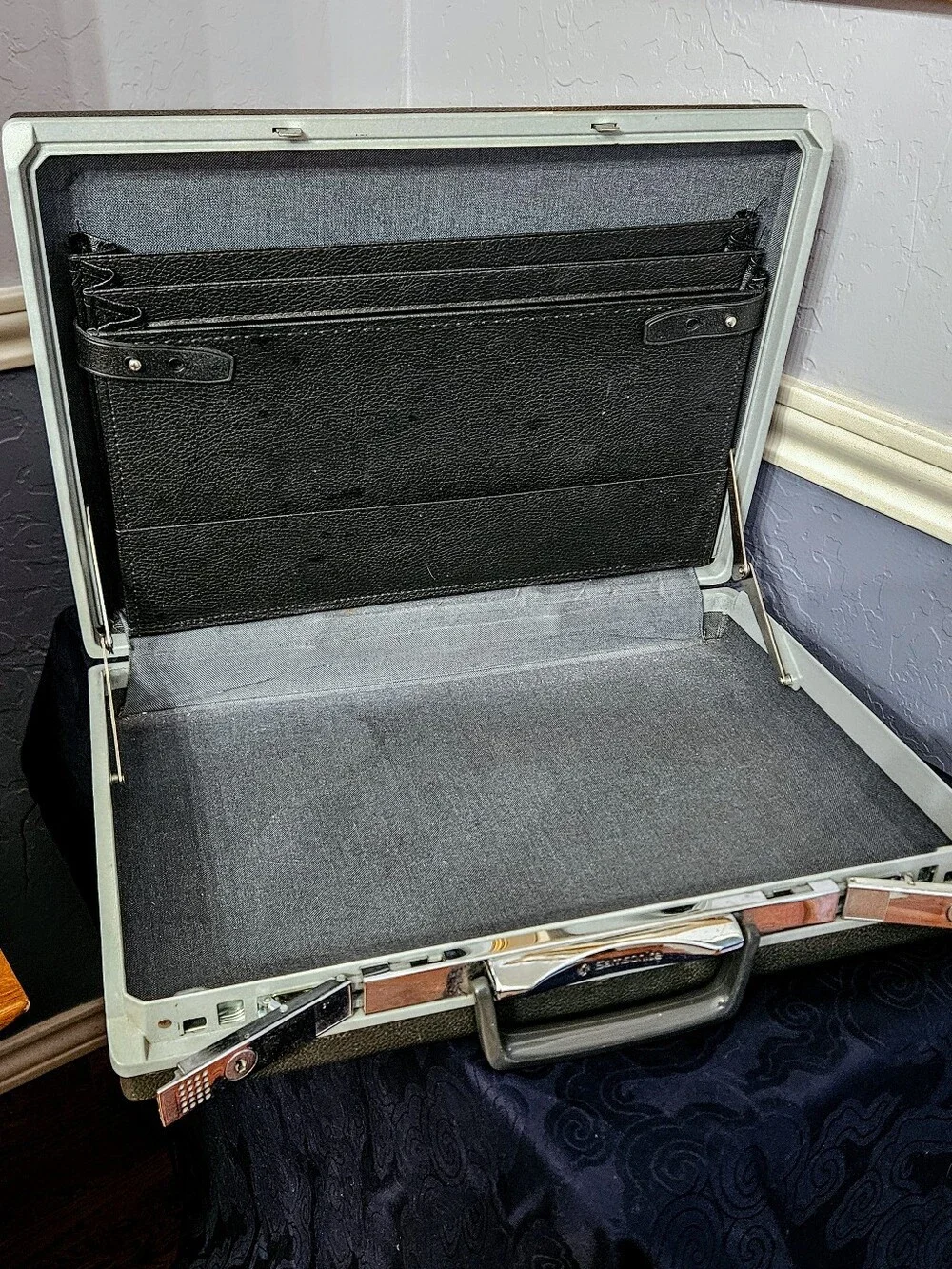 Vintage 1950-1960s Midcentury Modern Samsonite briefcase. Mad Men. Dark Academia